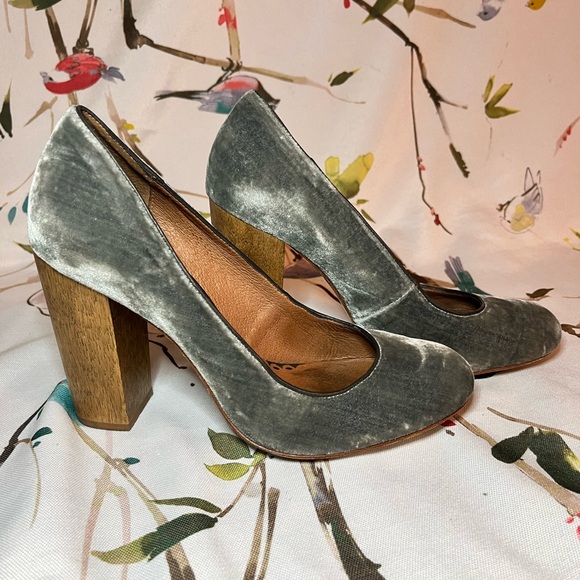Grey velvet, round toe, wooden heel pump by Juicy Couture w box (nearly vintage) - Picture 13 of 15